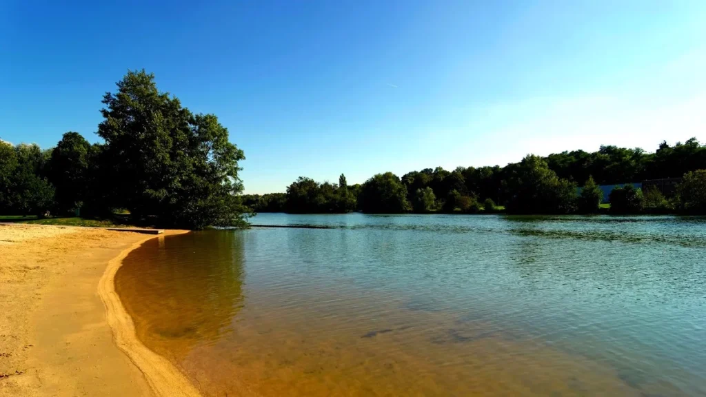 Plage de Meaux : le sable fin et l&rsquo;eau turquoise à 25 minutes de Paris cet été