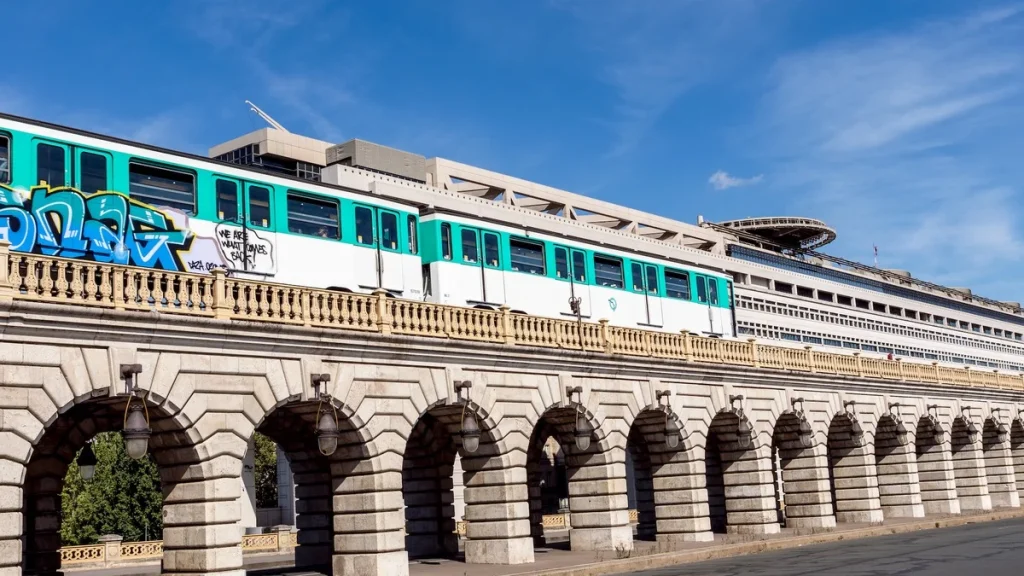 Ligne 10 du Métro : pourquoi plus de 8 rames sur 10 sont couvertes de tags à Paris