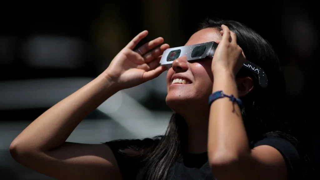 Lunettes Éclipse 12 Août : où en trouver une à Paris avant 20h18 ce soir